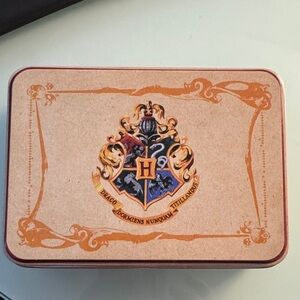 NWOT Hogwarts Crest Card Game Tin - Tan and Orange